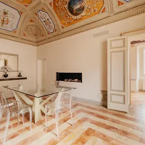 Sotto Gli Affreschi Del 1800 Con Colazione Inclusa Appartamento